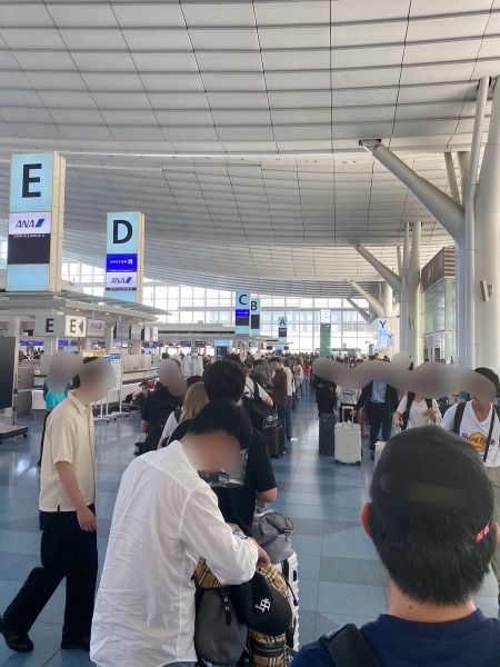 空港のカウンターの実際の列